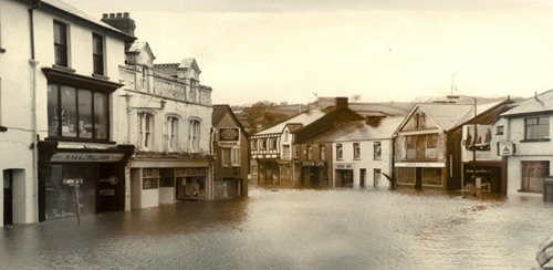 Llun o ganol tref Pontarddulais yn 1979 wedi ei effeithio gan lifogydd