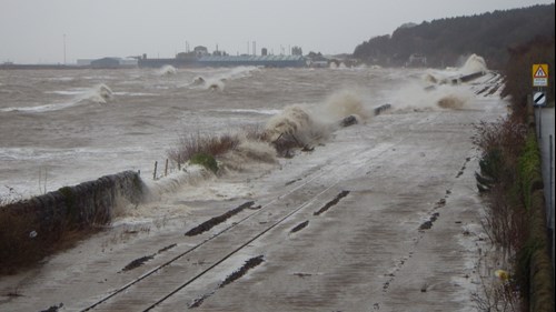 Difrod o’r llifogydd yn Ffynnongroyw ar ôl stormydd 2015