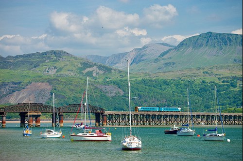 Pont reilffordd Abermaw, Meirionnydd, cyswllt rheilffordd Arfordir Cambrian rhwng Machynlleth a Pwllheli.