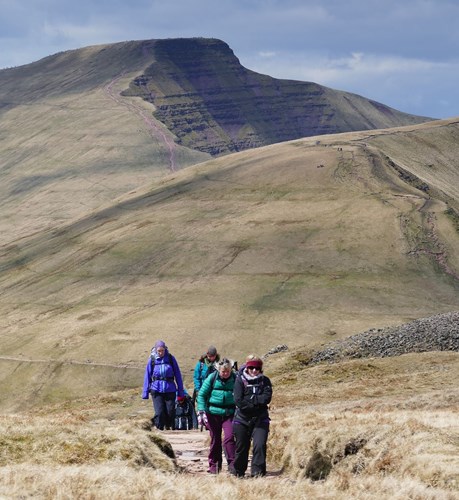 Pobl yn cerdded ar Fannau Brycheiniog