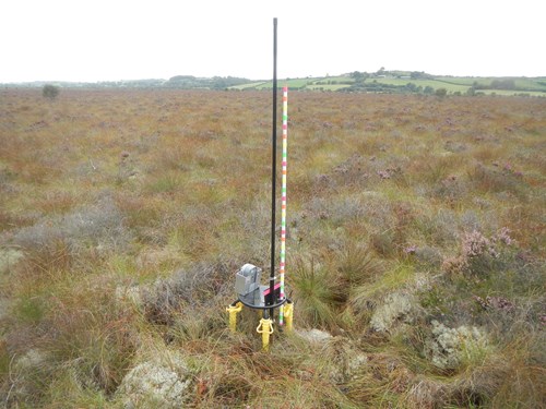 Camera a osodwyd yng Ngwarchodfa Natur Genedlaethol Cors Caron i fonitro’r modd y mae wyneb y mawn yn symud (Llun gan Nathan Callaghan, Canolfan Ecoleg a Hydroleg y DU)