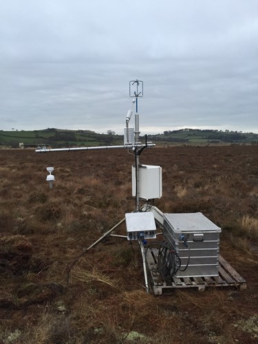 Tŵr Fflwcs yng Ngwarchodfa Natur Genedlaethol Cors Caron (Llun gan Alex Cumming, Canolfan Ecoleg a Hydroleg y DU)